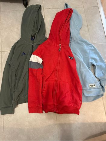 Gilet à zip avec 2 poches et capuches 8 ans