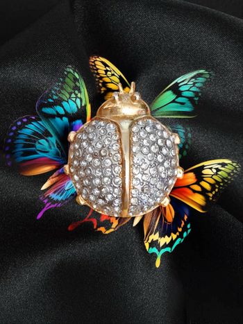 Broche coccinelle strass cristaux or argent