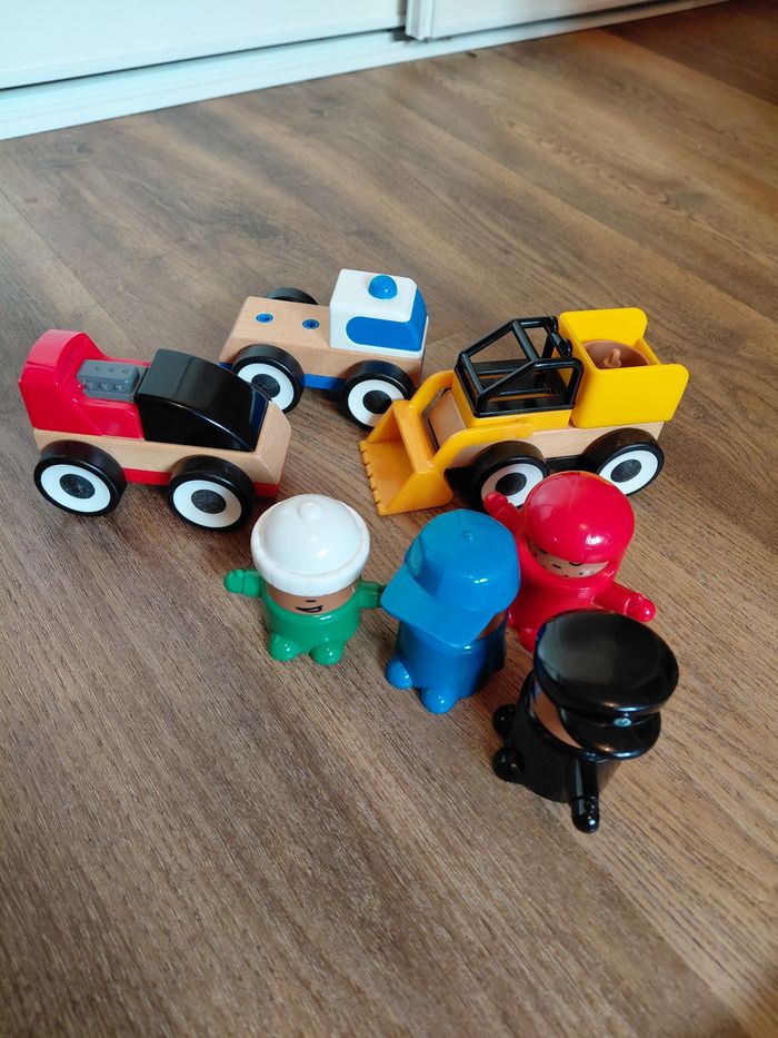 Vehicules en bois et personnages