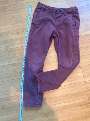 5 ans - pantalon bordeau matière jeans douce avec élastique de réglage à l’intérieur.