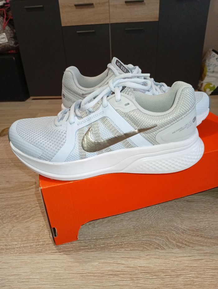Baskets Nike neuves t.37,5 - photo numéro 2