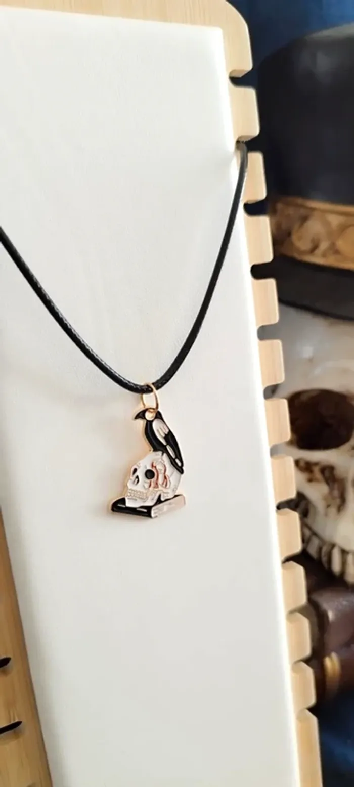 Collier avec pendentif corbeau - photo numéro 2