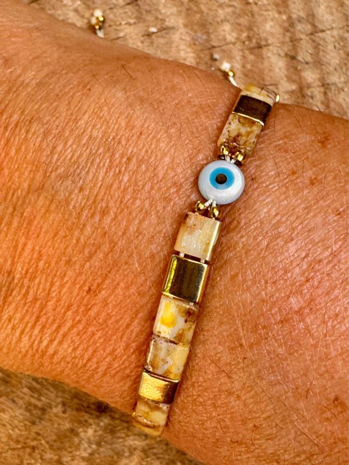 Bracelet réglable cordon écru perles carrées écrues brunes dorées œil