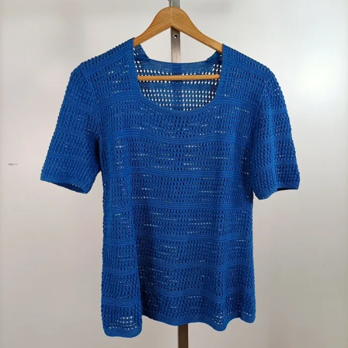 Top crochet bleu cobalt manches courtes col rond ajouré taille S-M A1408
