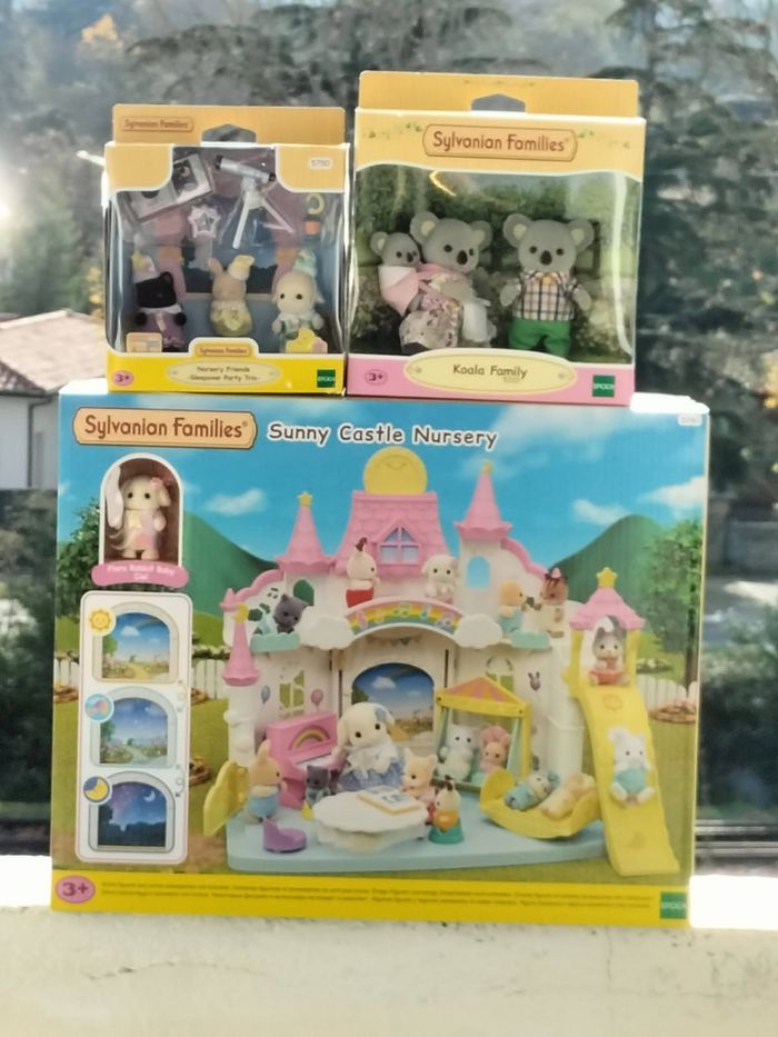 La crèche ensoleillée la famille koala et le trio des bébés pyjama party