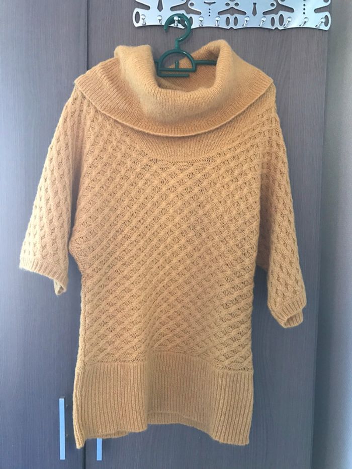 Pull col roulé et manches courtes