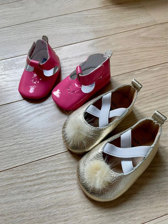 Deux paires de chaussons cuir souple