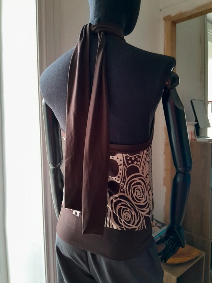 Top moulant dos nu avec noeud au cou motif fleurs marron et blanc col montant - photo numéro 5