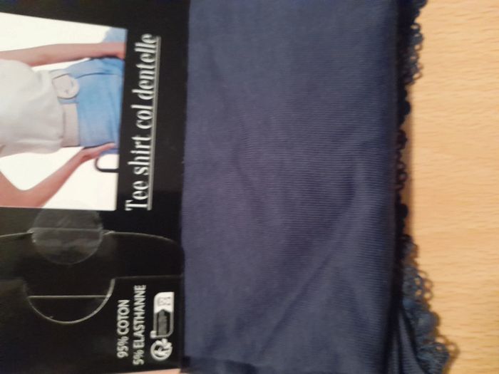 T-shirt bleu marine avec col dentelle taille M/L - photo numéro 3