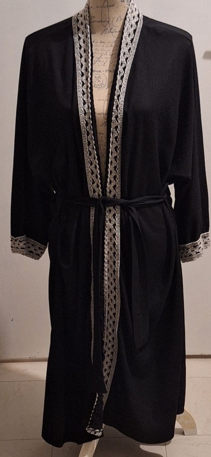 Très joli kimono noir aux broderies blanches avec la ceinture