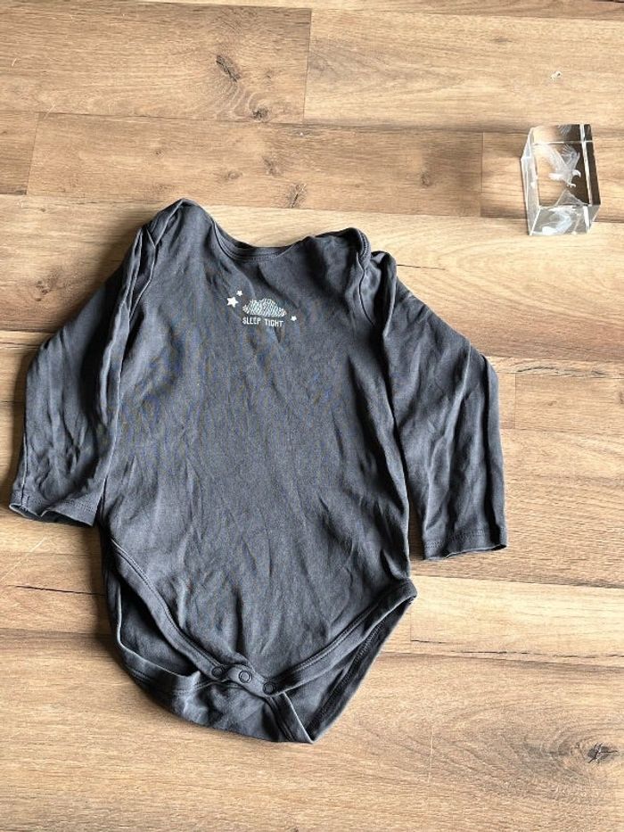 Je vend un body bébé garcon taille 2 ans 92 cm très bon état