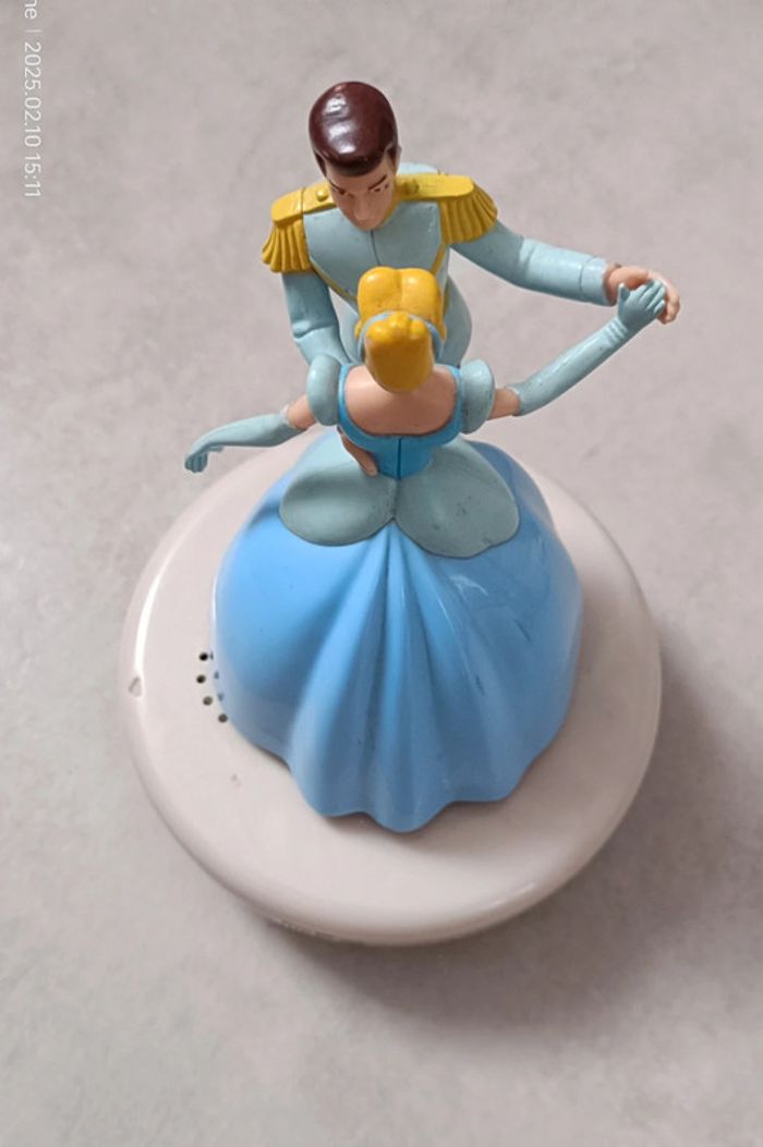 Figurine musicale avec Cendrillon et son prince - photo numéro 5