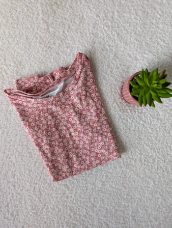 🌺 T-shirt H&M motif fleuri rose - 7/8 ans