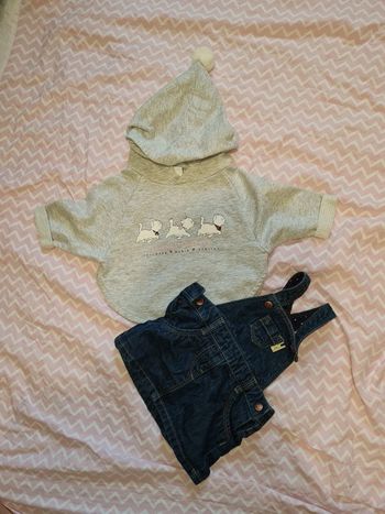 Ensemble poncho pull disney et salopette jeans