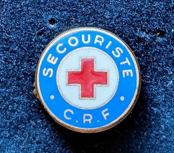 Broche ancienne secouriste croix rouge française