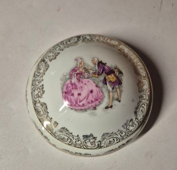 Boîte ancienne en bois sculpté Lille 1953 Souvenir artisanal gravé objet de collection vintage