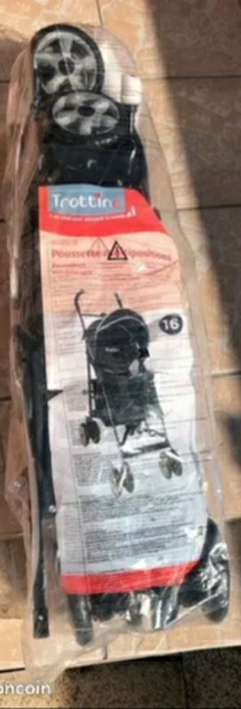 Poussette canne Trottine modèle Maribor noir neuve dans emballage