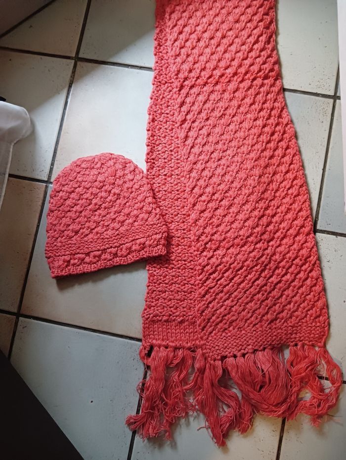 Ensemble bonnet/ écharpe NEUF
