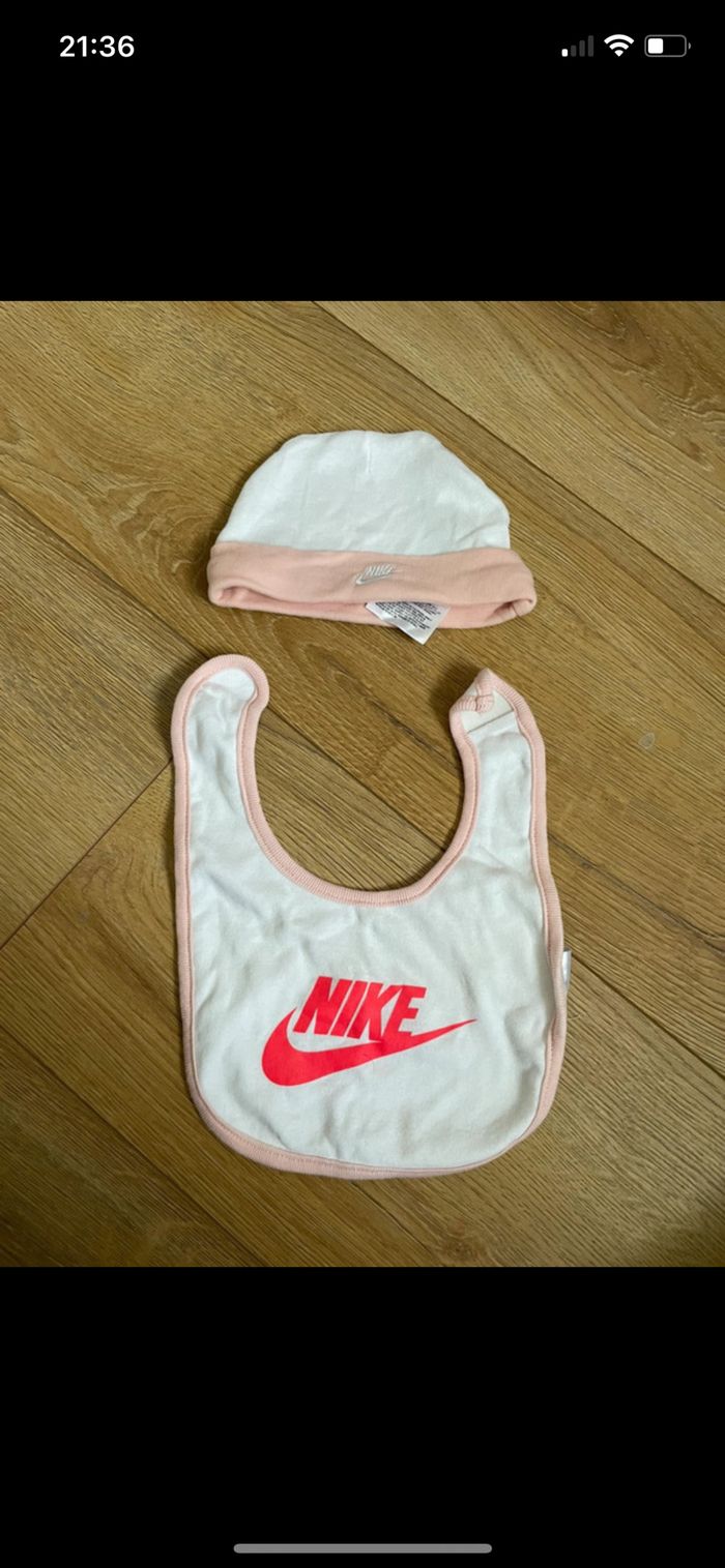 Bonnet et bavoir
