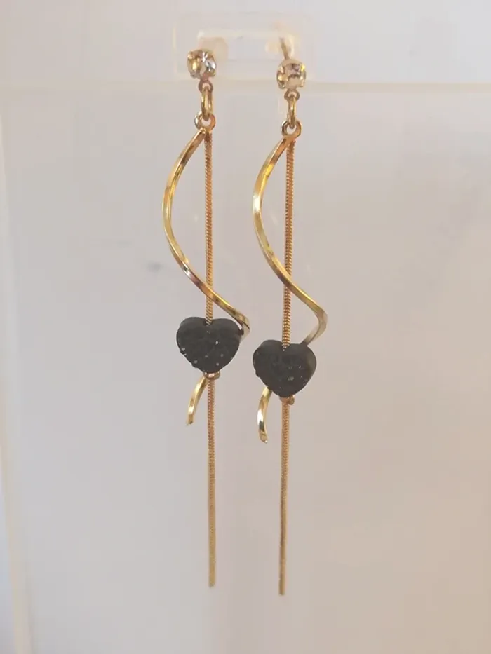 Boucles d'oreilles dorés avec coeur noir