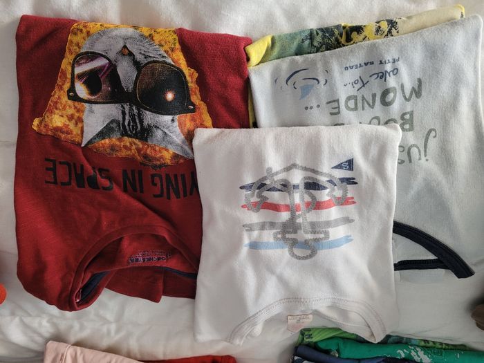 Vends lot 10.ans. Trois pantalons sous pulls t-shirt manches longue et courte et pantalon style jocking - photo numéro 5