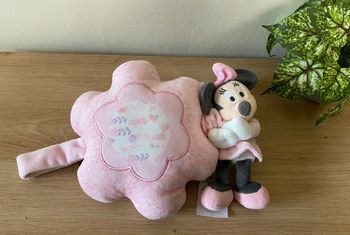 Doudou peluche coussin rose fleur minnie musical Disney store