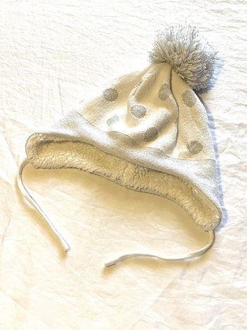 Bonnet Obaïbi Blanc Chaud Pompon Fils Argentés Pois Gris Argenté Attache Ficelles Accessoire Bébés