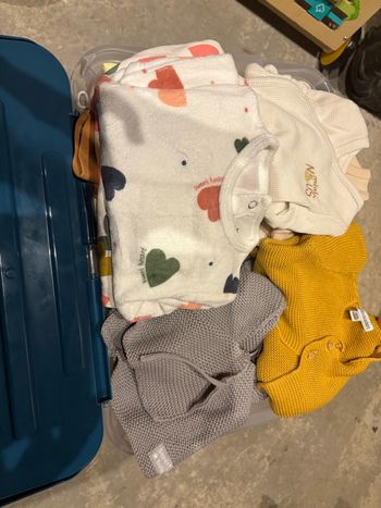 Gros lot de vêtements 1 mois avec quelques pièces en taille naissance