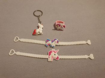 Lot bijoux enfant et porte clé licorne
