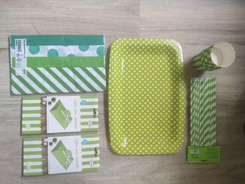 Plateau, paille, boîte,  pots, papier vert et blanc