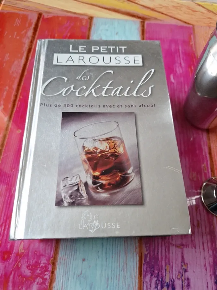 Le petit larousse des cocktails avec verre mesureur et shaker - photo numéro 2