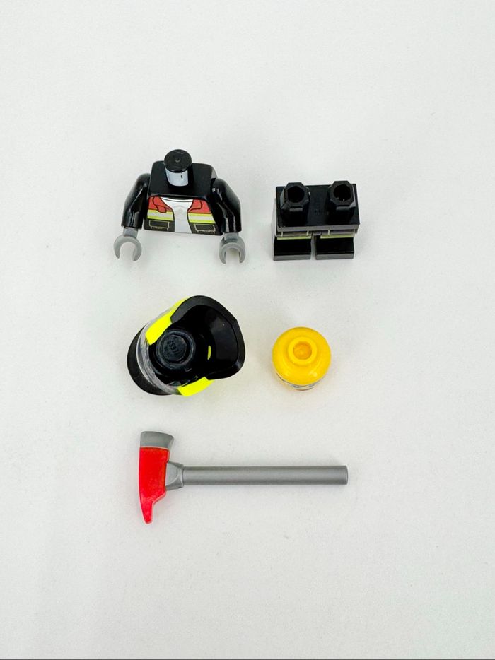 Lego Figurines City : Femme Pompier / Femme du Feu munie de sa hâche emblématique - NEUF - photo numéro 5