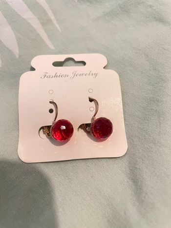 Boucles d’oreilles neuves type dormeuse effet Crystal rouge