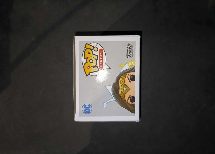 Figurine Funko Pop / Wonder Woman 361 / WW84 / Dc Comics / Fall Convention 2020 Gitd - photo numéro 5