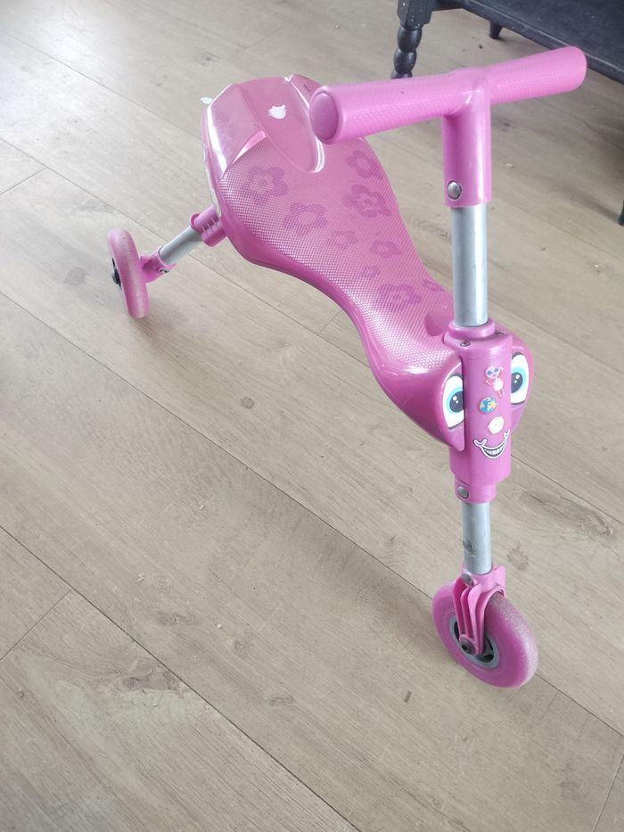 Tricycle porteur Scuttlebug rose - photo numéro 3