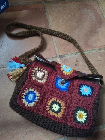 Sacoche granny square en acrylique au crochet, l'intérieur est plastifié