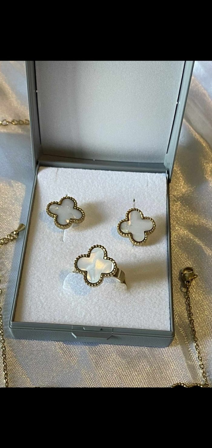 Bague et boucles à trèfle blanc nacré