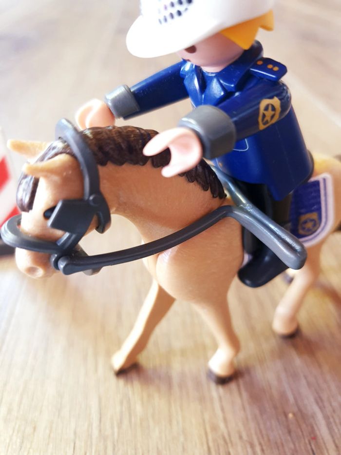 Playmobil - Policier à cheval - photo numéro 3