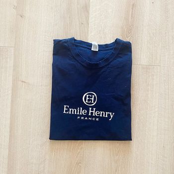 Emile Henry Marcigny T-Shirt officiel Homme Bleu Profond Exclusive Collection France (Taille M)