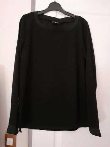 Jolie blouse noire avec manches et col rehaussé d un biais de satin noir