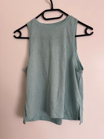 Top de sport avec fente dans le dos