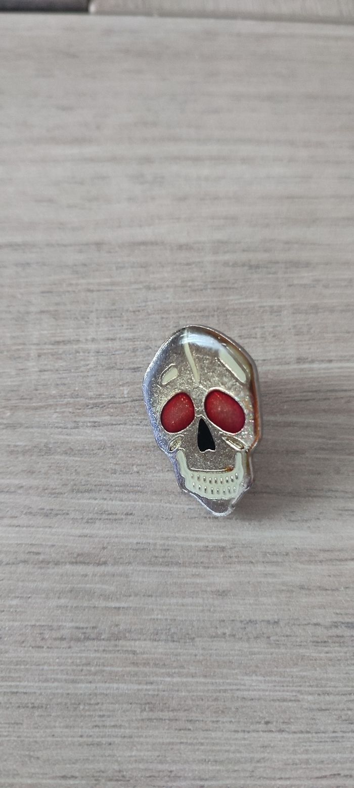 Pin's tête de mort