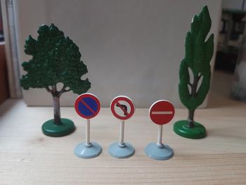 Vends arbre et panneau d orientation lego.
