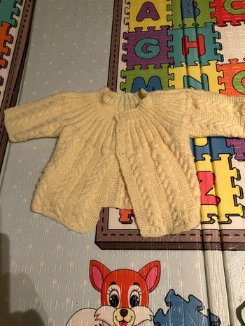 Vend gilet en laine fait à la main taille 3 mois