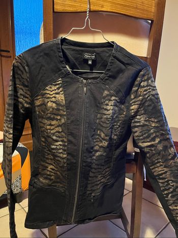 Veste noire et dorée