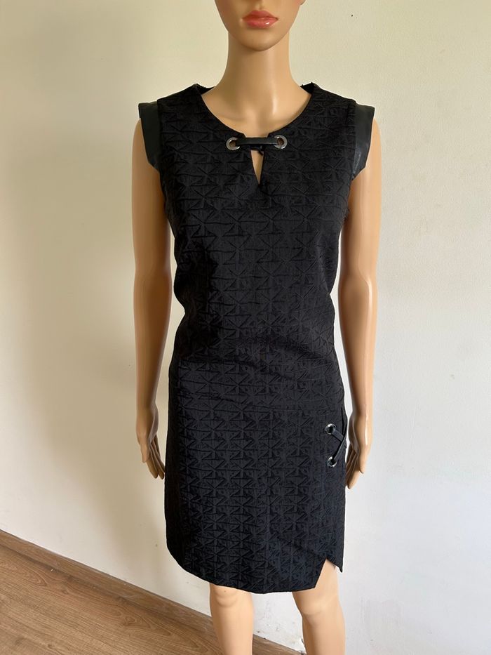 Robe noire avec simili cuir Jus d’Orange taille 3 état satisfaisant (avec défaut)