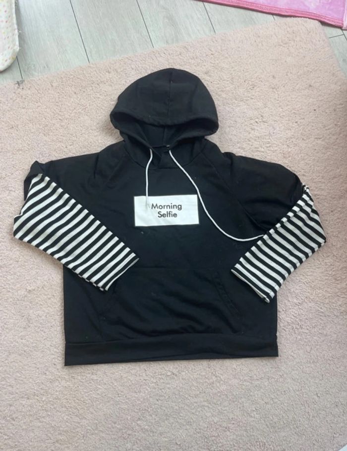 Sweat à capuche noir avec message