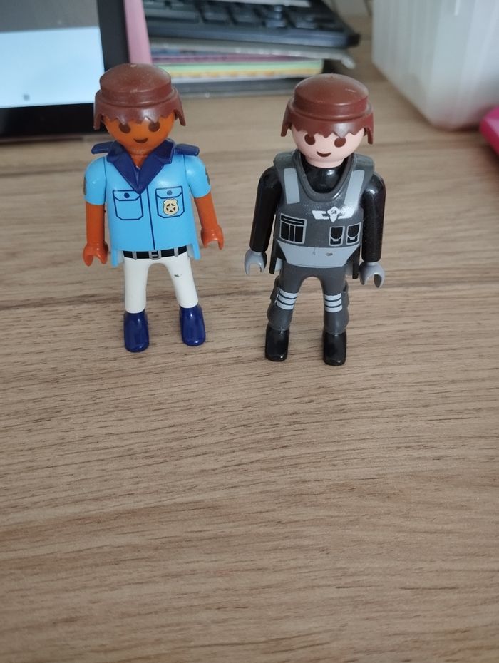 2 playmobils policiers