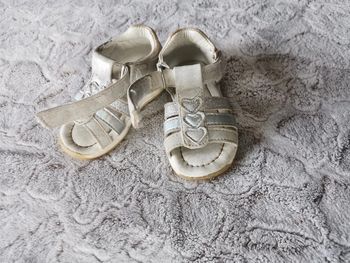 Sandales bébé cœurs gris à paillettes