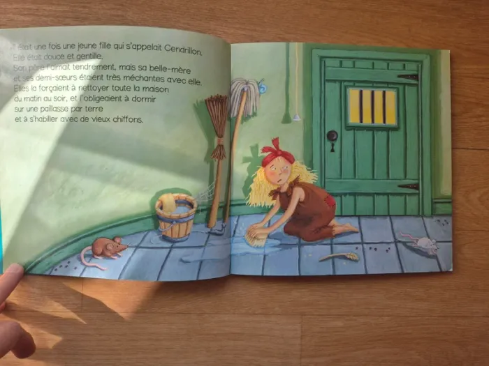 Livre "Cendrillon" avec des fenêtres à dévoiler - photo numéro 3